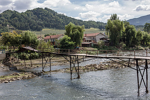 村庄木桥