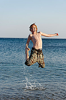 高兴,男孩,跳跃,海中