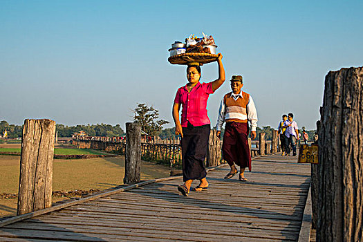女人,脸,食物,迎面,柚木,桥,乌本桥,上方,湖,阿马拉布拉,曼德勒省,缅甸,亚洲