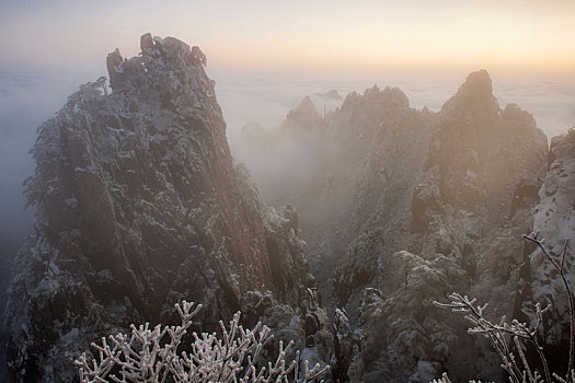 最美黄山冬雪时-晨曦中的始信峰