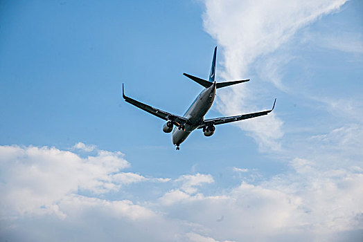 山东航空的飞机正降落重庆江北机场