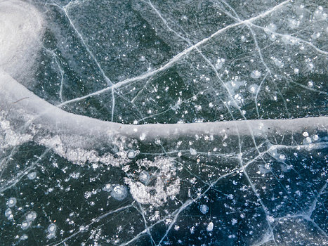 航拍结冰的湖面