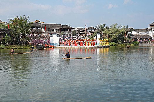 东方盐湖城神奇山镇·道天下景区水岸景致