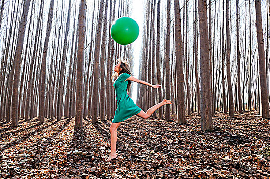 美女,金发,女孩,衣服,绿色,跳跃,木头,气球,格拉纳达,西班牙