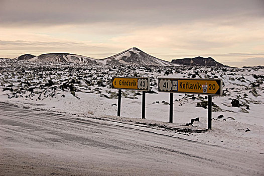 iceland,blue,lagoon,signboard,towards,keflavik,airport,in,the,middle,of,snowy,road
