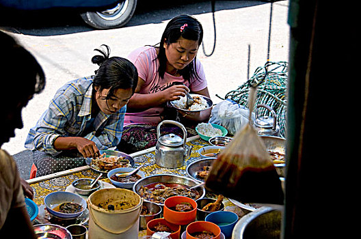 仰光,两个女人,吃,稻米,小,小吃摊,街道