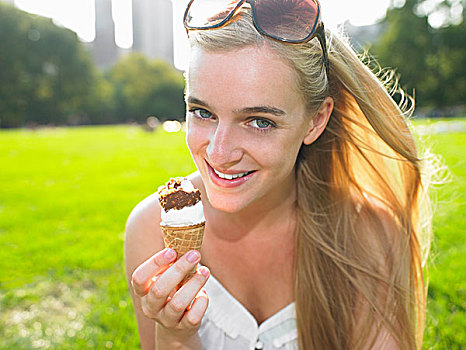 女人,吃,冰淇淋,公园