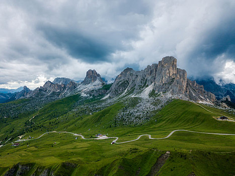 意大利多洛米蒂山脉自然风光航拍视图和弯曲的山路