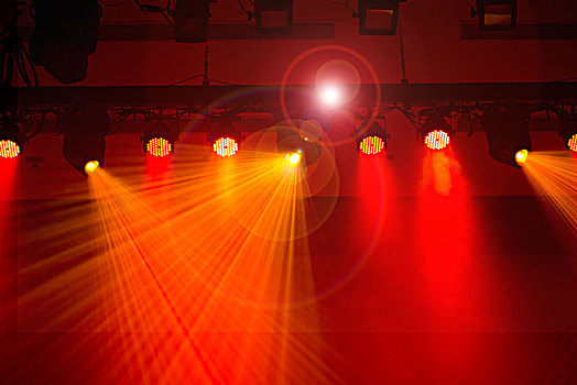 剧院舞台上的主角,灯光师设计的聚光灯,投射灯