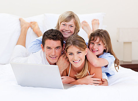 微笑,家庭,看,笔记本电脑,躺下,床