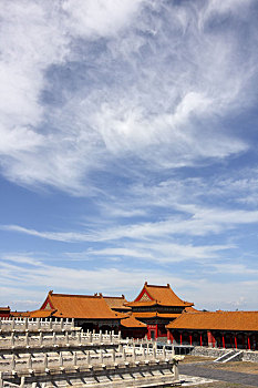 蓝天白云下的故宫汉白玉台基与后左门与崇楼