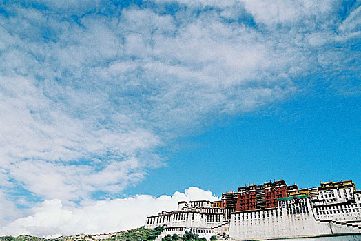 青藏铁路沿线之寺庙文化蓝天下的布达拉宫广场