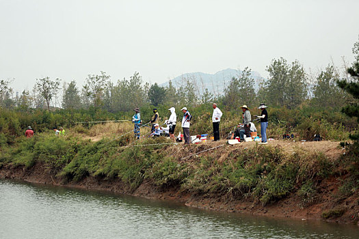 付疃河湿地公园成垂钓乐园,市民挥杆垂钓乐享假期