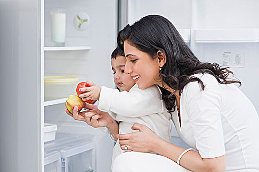 男婴,室外,水果,冰箱,母亲