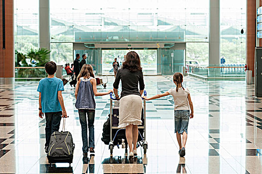 家庭,推,行李车,机场,后视图