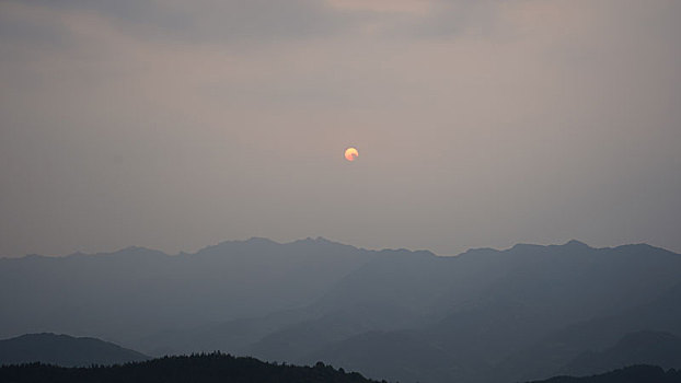 站在高山之上看日落与晚霞