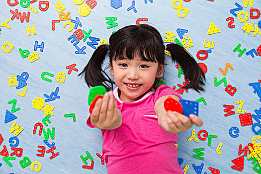 小朋友在幼儿园玩耍