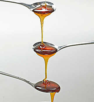 流淌在汤匙里的蜂蜜