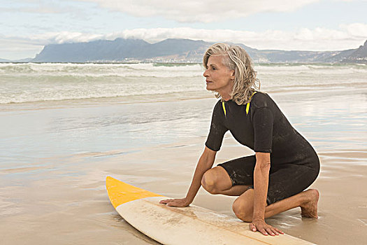老年,女人,跪着,冲浪板,岸边,海滩