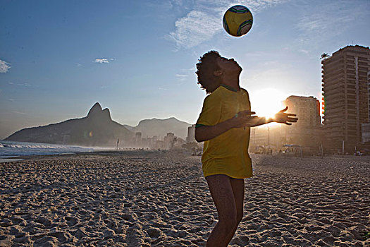 男青年,顶球,足球,伊帕内玛海滩,巴西