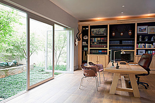 坚实,木质,书桌,办公椅,正面,书架,相对,玻璃墙