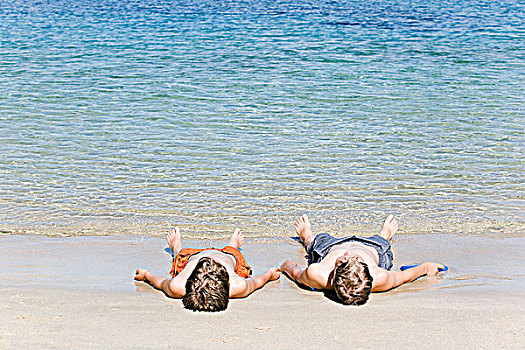 两个男孩,躺着,海滩