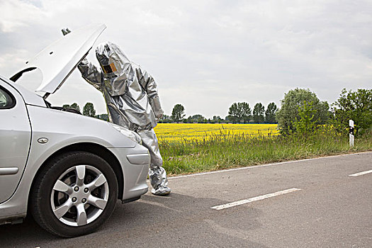 一个人,辐射,防护服,看,引擎盖,汽车