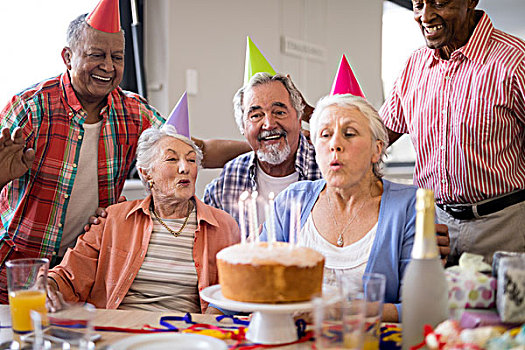朋友,看,老年,女人,吹,生日蜡烛,蜡烛,生日蛋糕,聚会,养老院
