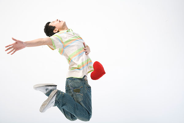 跳跃的男人胸前挂着一个红心模型