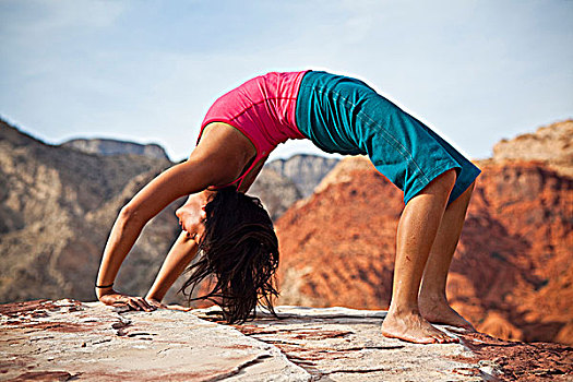 健身,年轻,亚洲女性,练习,瑜珈,攀岩,旅游,红岩,拉斯维加斯,内华达,美国