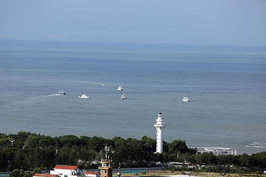 山东省日照市,旅游季火爆开启,海边风景如画让人赏心悦目