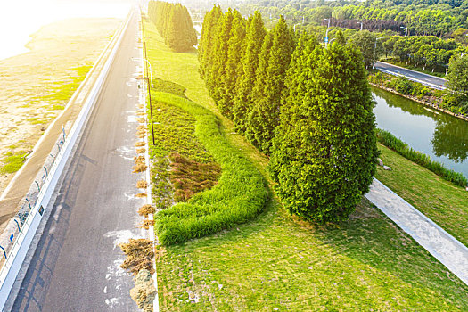 航拍视角江边道路