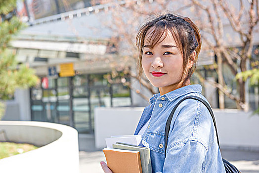 漂亮的女学生在校园里