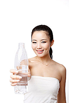 年轻女士拿着一瓶水