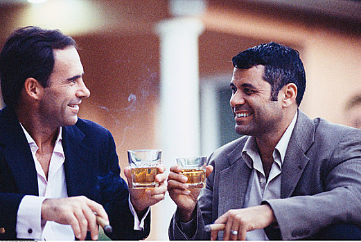 两个男人,饮料,雪茄