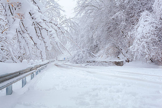 陕西秦岭公路雪景