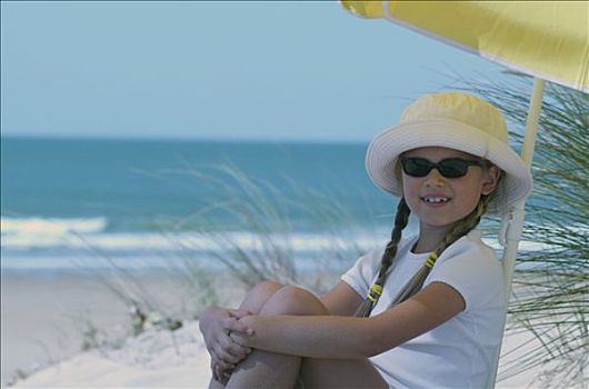 女孩,姿势,坐,海滩,墨镜,辫子,白人,t恤,帽子,黄色,遮阳伞