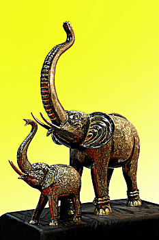 仿金属雕母子双象