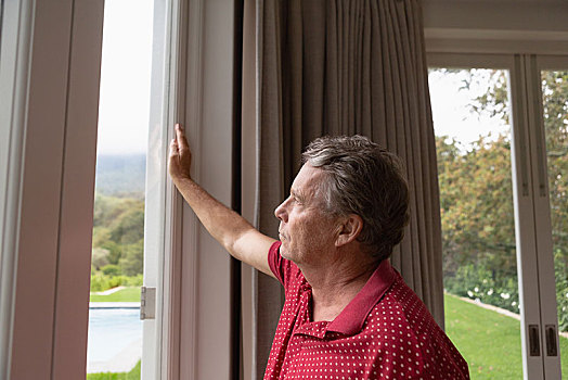 活力老人,男人,向窗外看,舒适,家