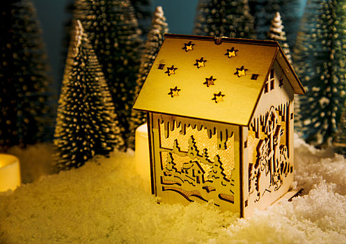 暖色光线环境中的圣诞屋