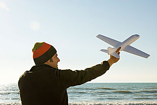男青年,海滩,高举,飞机模型