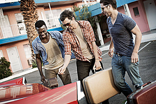 三个,男青年,朋友,包装,汽车,手提箱,吉他,公路旅行