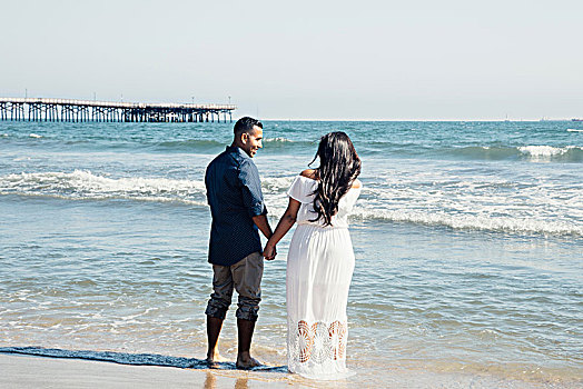 情侣,站立,海滩,握手,后视图,加利福尼亚,美国