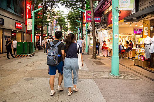 台北,西门町步行街的行人