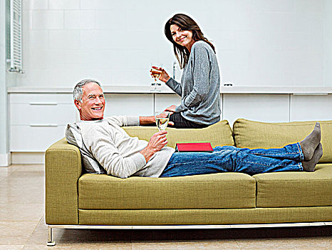 夫妻,坐,沙发,葡萄酒