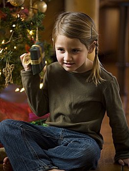 女孩,抖动,圣诞礼物,树