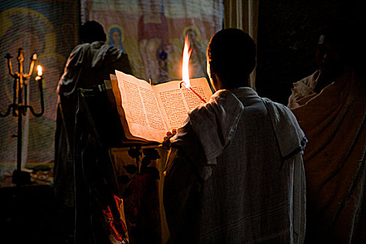 后视图,僧侣,读,圣经,教堂,拉里贝拉,埃塞俄比亚