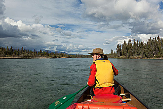 年轻,女人,划船,独木舟,河,育空地区,加拿大