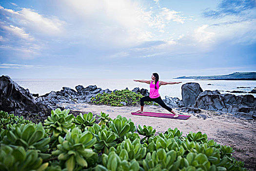 女人,练习,战士,瑜伽姿势,海滩,毛伊岛,夏威夷,美国