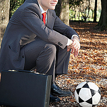 商务人士,坐,足球,公园